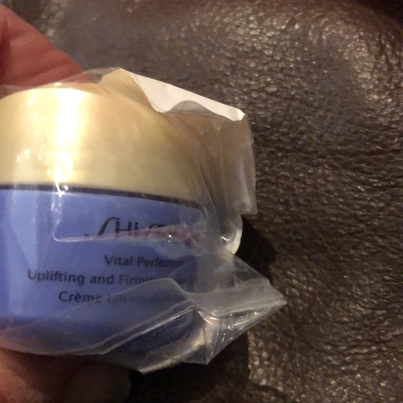 Shiseido Vital Perfection Uplifting and Firming Cream Enriched 15ml - Picture 4 of 5